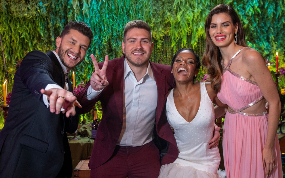 Klebber Toledo, Alisson Hentges, Thamara Térez e Camila Queiroz posam para foto em casamento