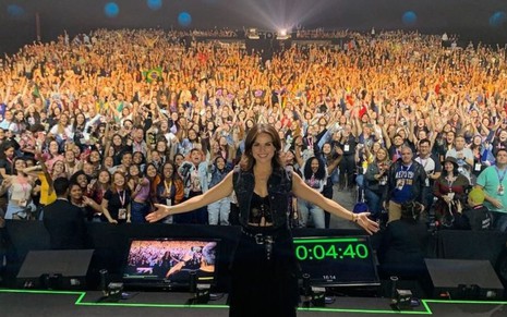 Lana Parilla posa com fãs no palco do CCXP
