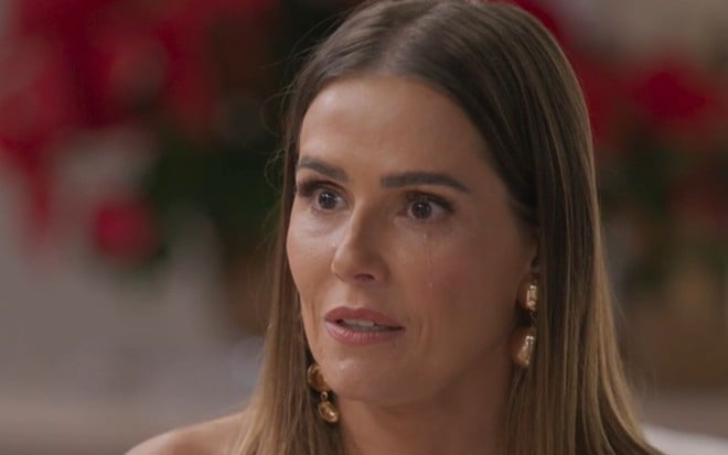 Deborah Secco com expressão séria em cena como Lara na novela Elas por Elas