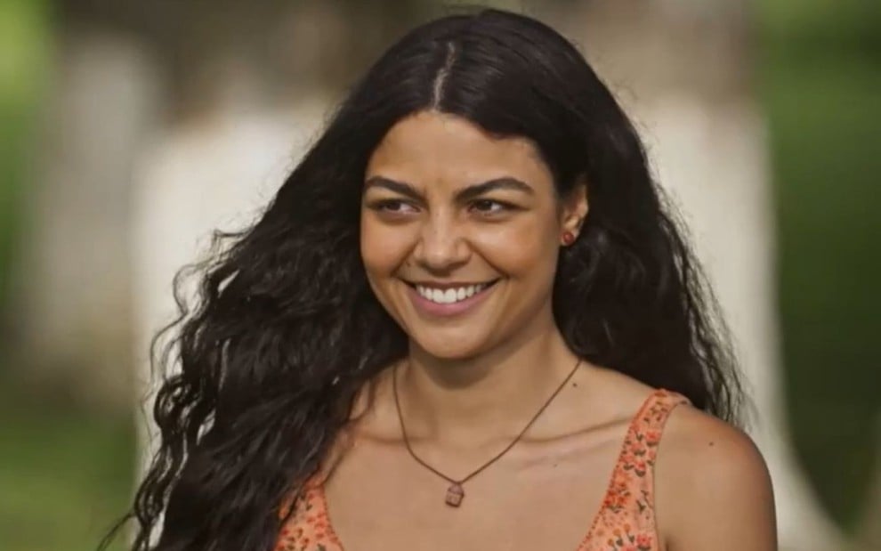 Larissa Bocchino sorridente em cena da novela No Rancho Fundo