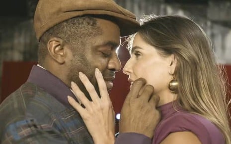 Mário (Lázaro Ramos) prestes a beijar Lara (Deborah Secco) em cena da novela Elas por Elas