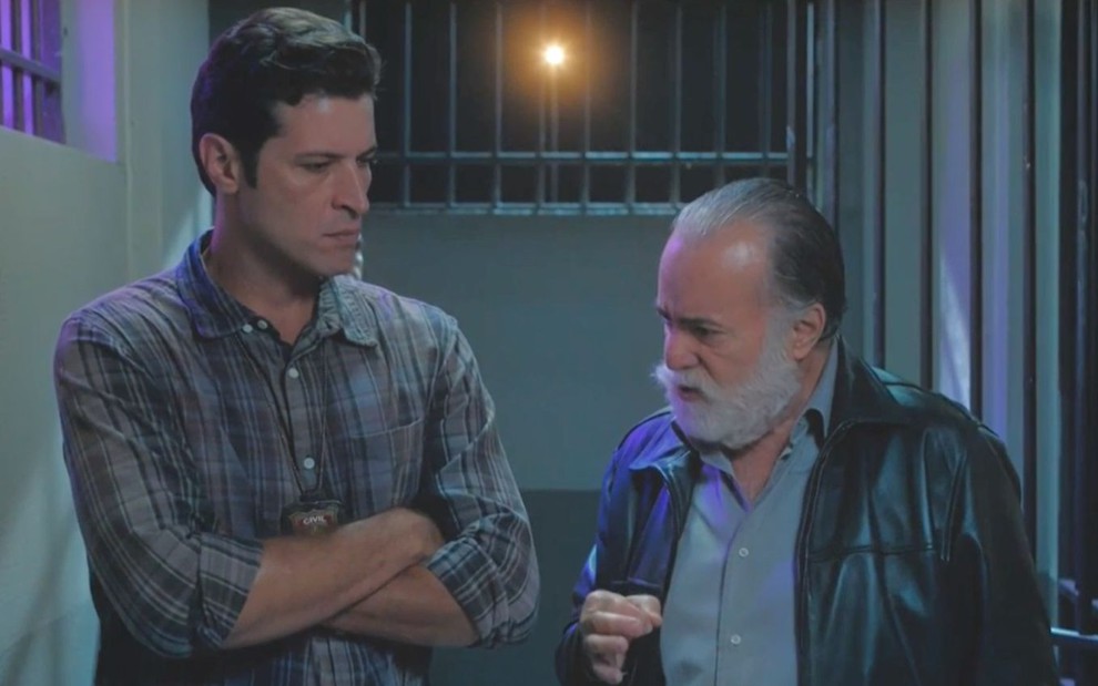 Marino (Leandro Lima) conversa com Antônio (Tony Ramos) em cena da novela Terra e Paixão