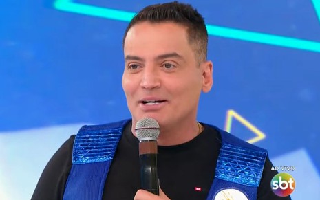 Leo Dias usa um colete azul no Domingo Legal