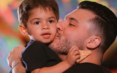 Murilo Huff beija o filho, Leo