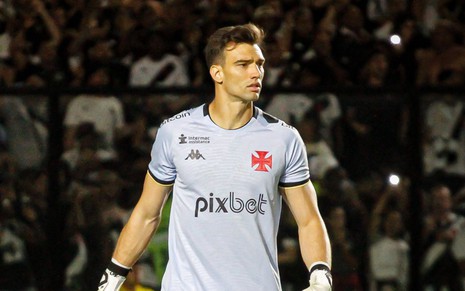 Léo Jardim usa uniforme cinza de goleiro do Vasco em jogo do Campeonato Brasileiro 2023
