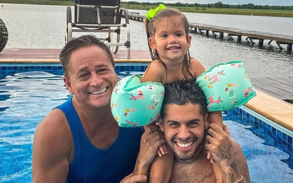 Leonardo, Maria Alice e Zé Felipe posam para foto em piscina em foto do Instagram