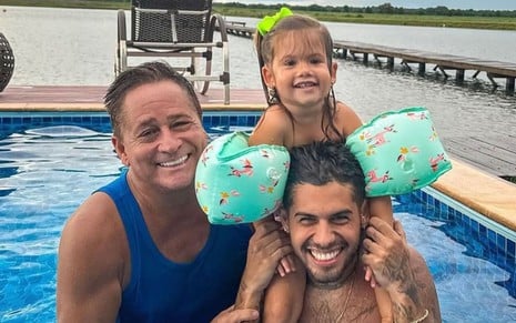 Leonardo, Maria Alice e Zé Felipe posam para foto em piscina em foto do Instagram
