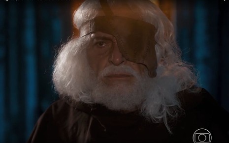 Em cena de Amor Perfeito, Paulo Gorgulho está com barba e cabelo branco e usa um tapa-olho