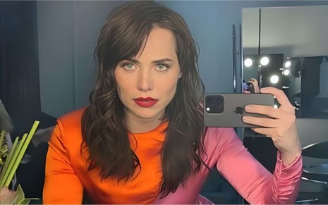Letícia Colin em selfie no espelho