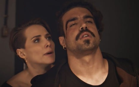 Vanessa (Letícia Colin) está atrás de Pablo (Caio Castro) em cena da novela Todas as Flores