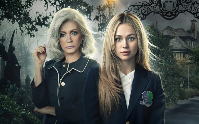 Donna Mills e Brec Bassinger posam para foto promocional de Dawn