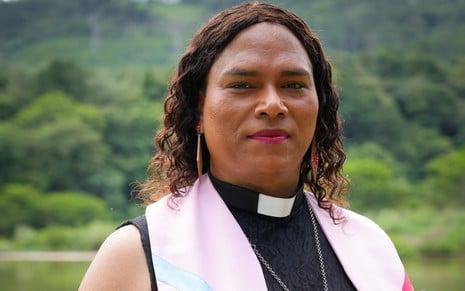 Alexya Salvador usa batina com colarinho religioso em foto promocional do documentário Elas, Divinas
