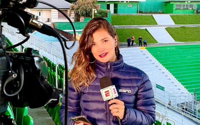 Lilly Nascimento nos bastidores de uma cobertura jornalística em um estádio