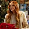 Lindsay Lohan sorri e está em frente a árvore de Natal no filme Nosso Segredinho