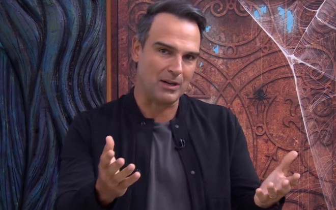 Tadeu Schmidt na casa do BBB 24, na Globo