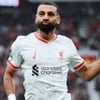 Salah, do Liverpool, comemora gol e veste uniforme branco com detalhes em vermelho