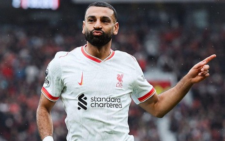 Salah, do Liverpool, comemora gol e veste uniforme branco com detalhes em vermelho