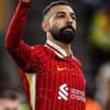 Salah, do Liverpool, veste uniforme vermelho com detalhes em branco e amarelo durante partida