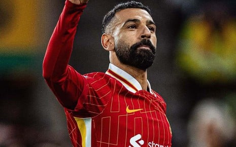 Salah, do Liverpool, veste uniforme vermelho com detalhes em branco e amarelo durante partida