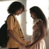 Teca (Lívia Silva) e Maria Santa (Duda Santos) dão as mãos em cena da novela Renascer