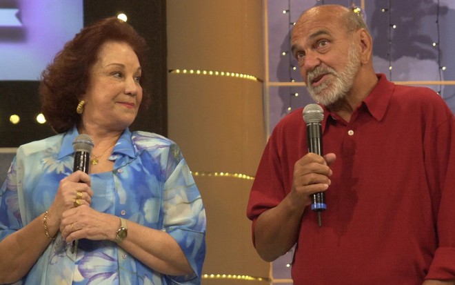 Lolita Rodrigues e Lima Duarte estão com microfones na mão, em entrevista na Globo
