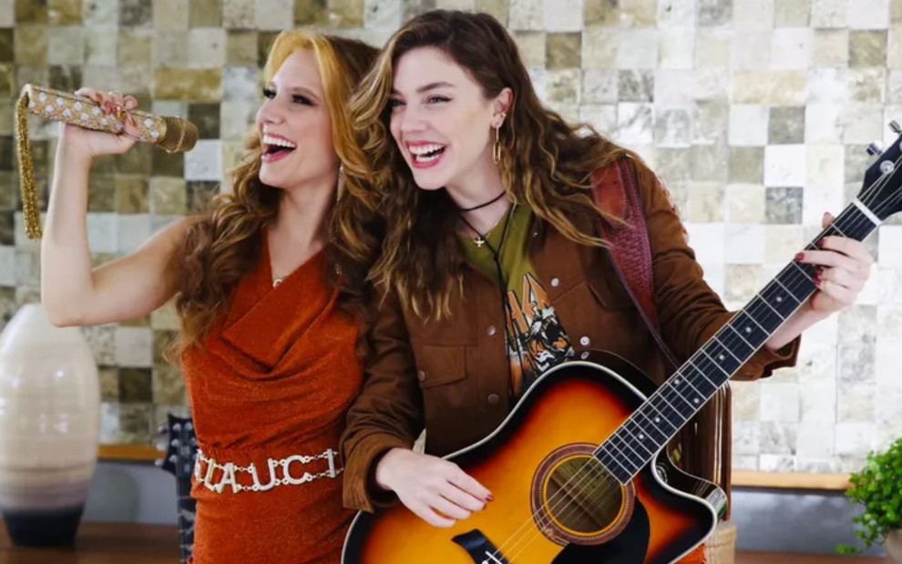 Lorena Comparato e Alice Wegmann nas gravações da segunda temporada da série Rensga Hits!
