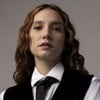 Lorena Comparato faz carão para foto com visual moderninho; ela veste um colete e uma gravata pretos sobre uma camisa branca