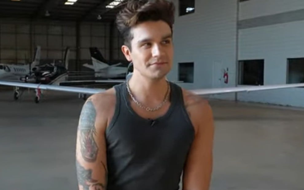 Luan Santana em entrevista ao Fofocalizando, do SBT, nesta segunda (6) em um hangar de aviões