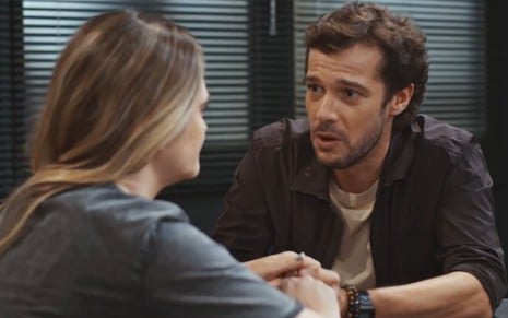 Luca (Jayme Matarazzo) conversa com Electra (Juliana Paiva) em cena da novela