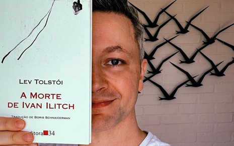 Foto de Lucas Lima segundo o livro A Morte de Ivan Illitich na frente do rosto