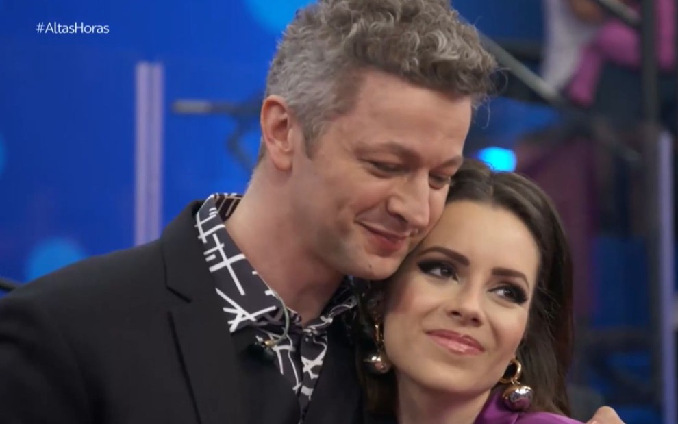 Lucas Lima e Sandy abraçados lado a lado durante gravação do Altas Horas, na Globo