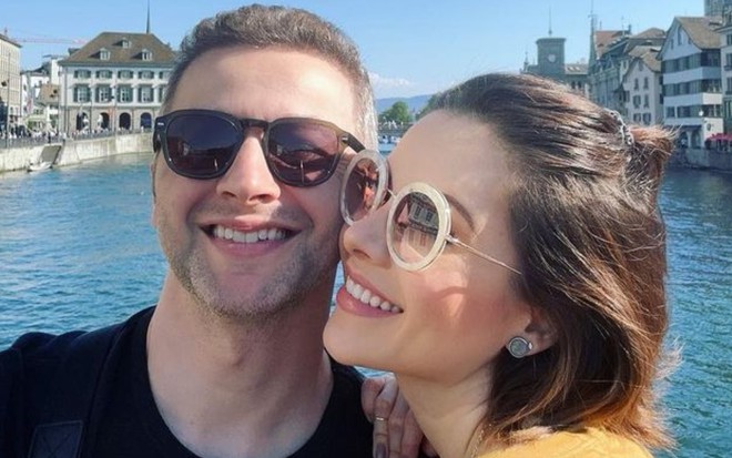 Lucas Lima e Sandy Leah estão de óculos de sol, em um canal em Veneza, na Itália