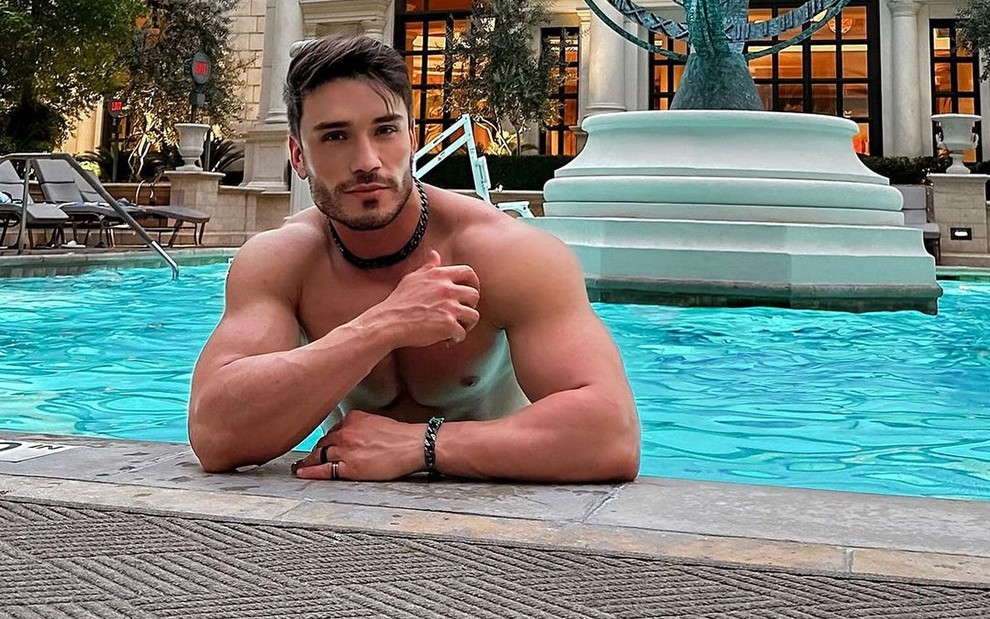 Lucas Viana dentro da piscina em foto postada no Instagram