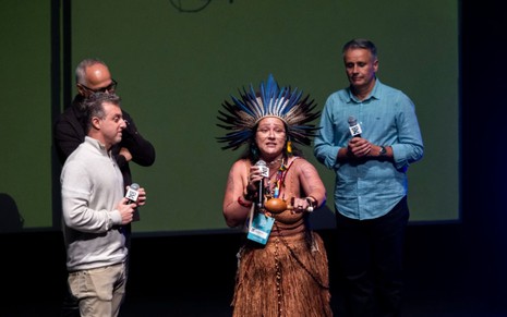 Luciano Huck, Amauri Soares (atrás), Jennyffer Tupinambá e Manuel Belmar, do Globoplay, no palco da Rio2C