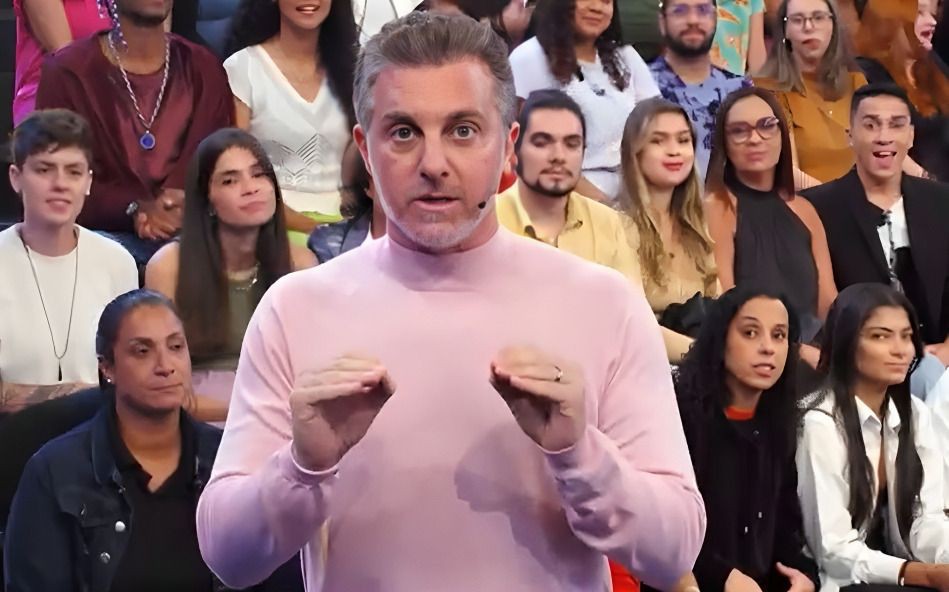 Luciano Huck está no palco do Domingão com a plateia ao fundo