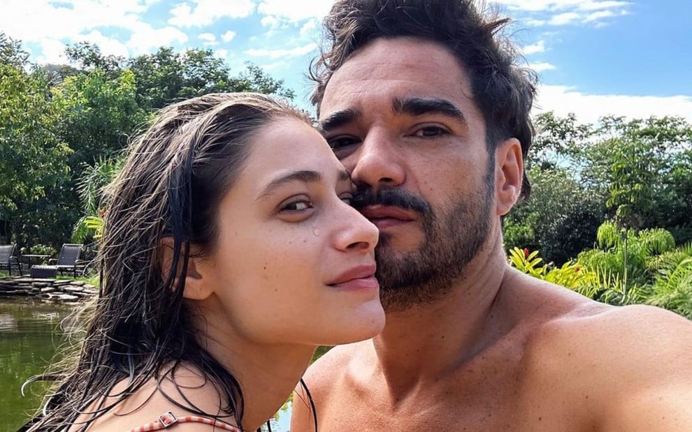 Foto mostra Luisa Arraes abraçada com Caio Blat