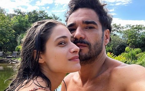 Foto mostra Luisa Arraes abraçada com Caio Blat