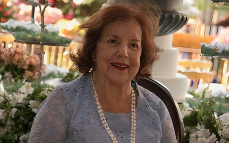 Luiza Trajano Donato sorri em foto solene; ela usa uma blusa azul e um colar