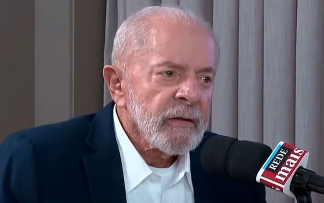 Luiz Inácio Lula da Silva usa terno e está sério em entrevista à rede MaisPB