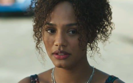 Madalena (Jéssica Ellen) com expressão séria em cena da novela Volta por Cima