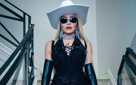 Madonna usa óculos escuros e chapéu branco em foto publicada no Instagram
