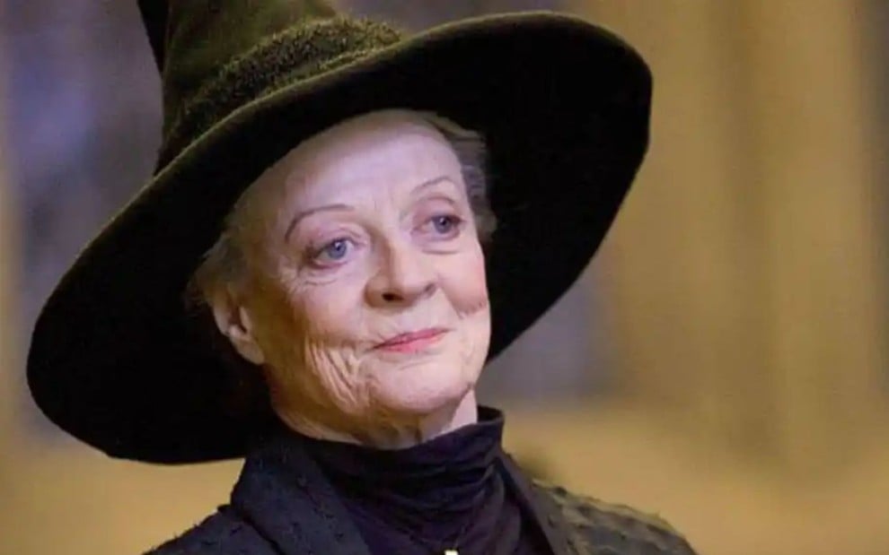 Maggie Smith sorri em cena de Harry Potter