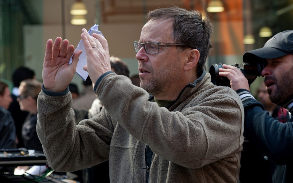 Fernando Meirelles visualiza cena durante filmagem de projeto
