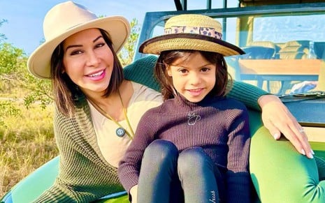 Foto mostra Maíra Cardi ao lado da filha, Sophia