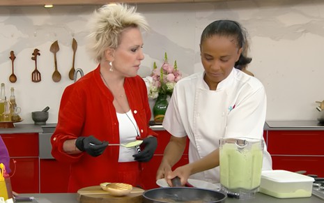Ana Maria Braga e Maria Ribeiro na bancada da cozinha do Mais Você, na Globo