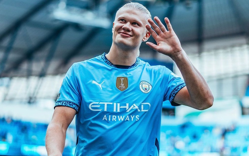 Haaland, do Manchester City, veste uniforme azul com detalhes em branco durante partida