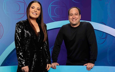 Manzar Feres, principal executiva da área comercial da Globo, e Paulo Marinho, vice-presidente, no Upfront 2025; eles vestem roupas prestas
