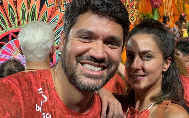 Marcelo Courrege e Carol Barcellos com camisetas de camarote do Carnaval