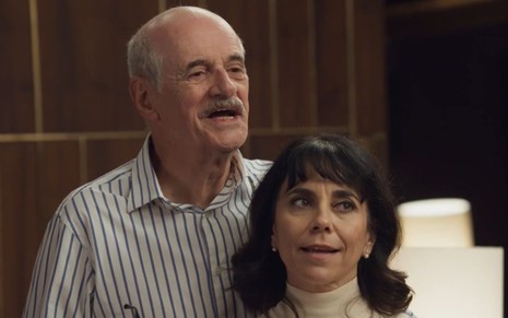 Sérgio (Marcos Caruso) está atrás de Míriam (Paula Cohen) em cena da novela Elas por Elas