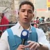 Marcos Guimarães no Cidade Alerta com um colete azul escrito imprensa e um microfone com o logo da Record